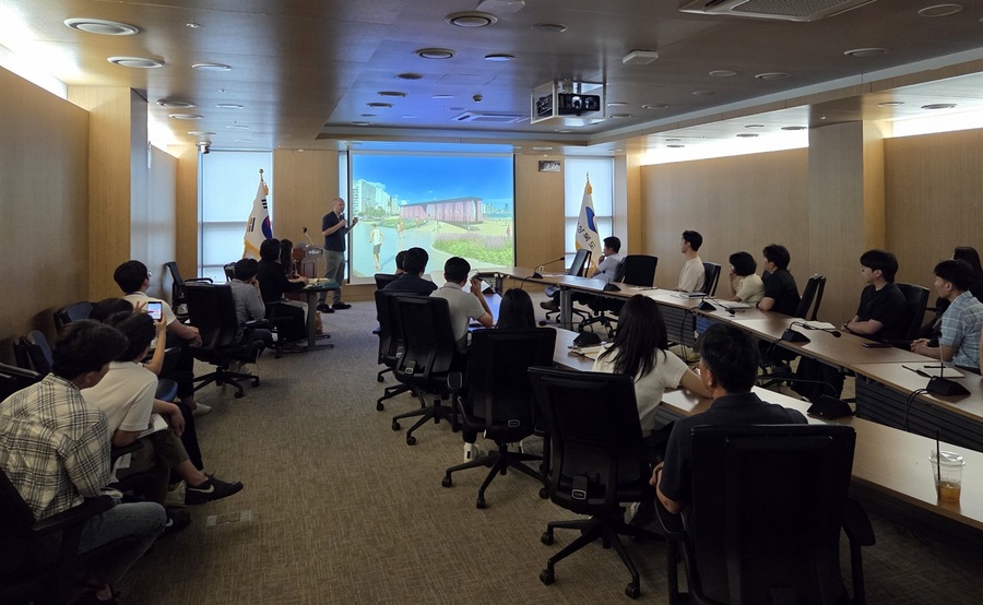 ▲ 경북도는 26일 경북도청을 방문한 세계적 건축 거장 렘 콜하스 대표, 네덜란드 오엠에이(OMA) 건축설계 사무소 임직원 일동과 경북도 공공건축 품격 향상과 위상 재정립을 위한 특강과 담화의 시간을 가졌다.ⓒ경북도