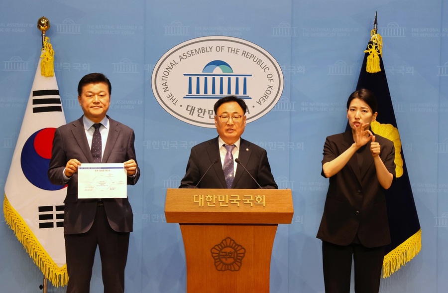 ▲ 이광희 의원이 30일 국회 소통관에서 기자회견을 하고 있다.ⓒ이광희 의원실