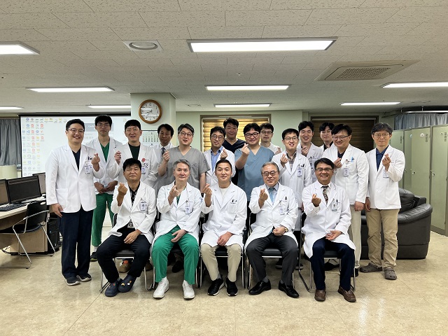 ▲ 세명기독병원 정형성형병원 의료진들이 몽골 연수 의사 ‘첸드 아윳 바얀문흐’와 지난달 27일 단체 사진을 촬영하고 있다.ⓒ세명기독병원