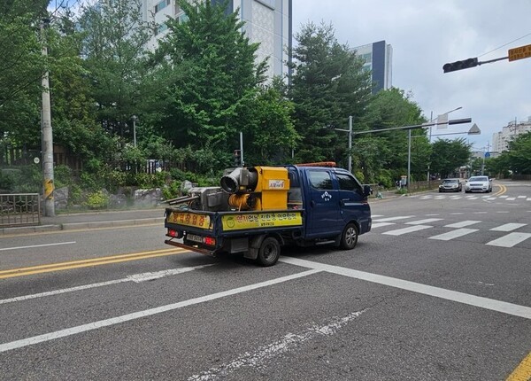 ▲ 남동구가 지역을 순회하며 러브버그 특별 방제 활동을 벌이고 있다. ⓒ남동구 제공