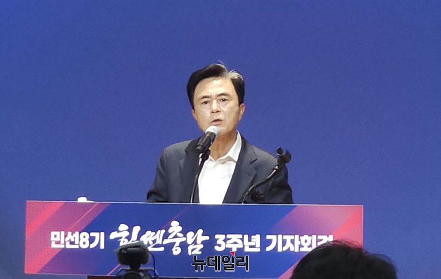 ▲ 김태흠 충남도지사가 28일 도청 프레스센터에서 취임 3주년 기자회견을 열고 민선 8기 주요 성과와 향후 계획을 설명하고 있다. 김 지사는 이재명 대통령의 공약인 해양수산부 이전과 관련해 “해양수산부의 부산 이전은 전적으로 반대”라며 “정부 부처는 행정수도 세종에 있어야 한다”고 분명히 밝혔다. 또 국민의힘을 향해서는 “상처투성이가 되더라도 환부를 도려내는 쇄신이 필요하다”고 강조했다.ⓒ뉴데일리