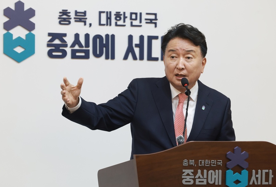 ▲ 김영환 충북도지사가 30일 민선 8기 4년 차를 맞아 지난 3년의 10대 핵심 성과와 향후 도정 운영의 10대 중점 추진과제를 발표하고 있다. 취임 3년간 가장 아쉬운 것은 ‘오송 참사’라며 아쉬움을 나타냈다. ⓒ충북도