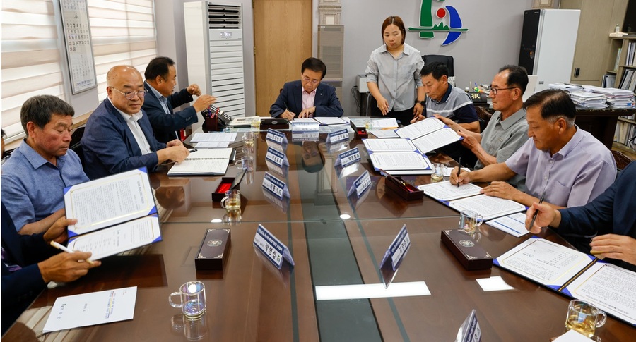 ▲ 단양군이 지난 6월 30일 군청에서 관내 8개 읍면 대표 마을 운영위원회와 귀농귀촌 활성화 관리협약식을 체결하고 있다. ⓒ단양군
