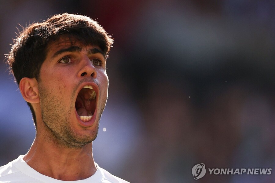 '디펜딩 챔피언' <b>알카라스</b>, 윔블던 1회전서 138위에 <b>진땀승</b> … 4시간 37분...