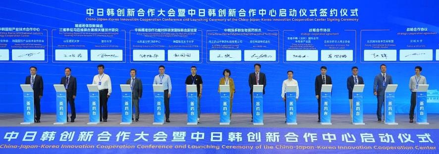 ▲ ‘2025 한중일 청년 혁신 협력 매칭대회’ 전략 MOU 체결식. 앞줄 오른쪽부터 리송즈 한중디지털연구소 대표, 이정훈 한성대 산학협력단장, 장장 베이징국제기술교류얼라이언스 이사장.ⓒ한성대