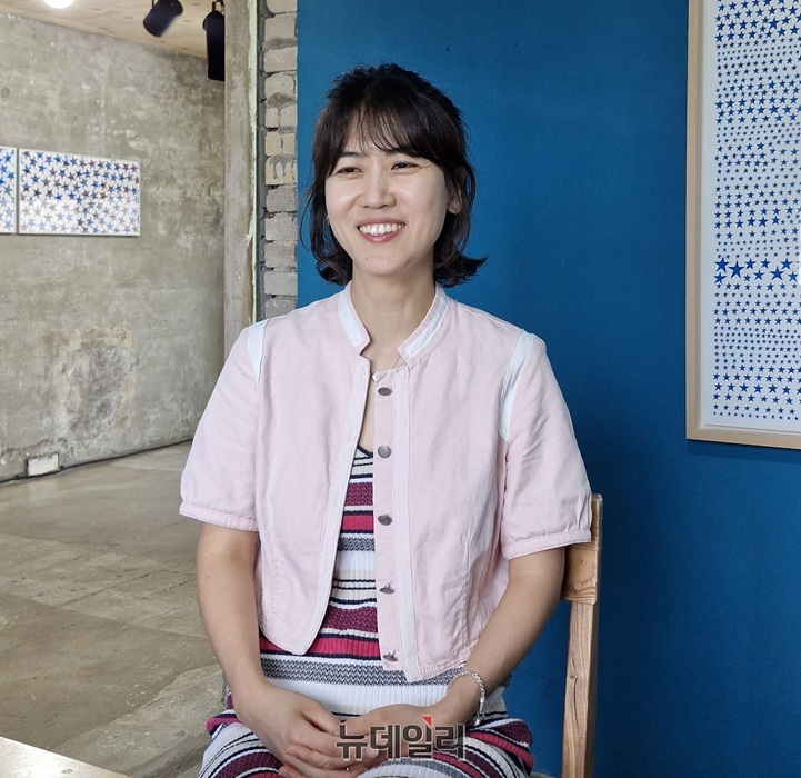 ▲ 청주 도심의 오래된 아파트에 을 열어 다양한 문화 기획과 전시를 하고있는 화가 박해빈은 “빈공간이 단순히 예술작품을 전시하는 곳이 아니라, 시민과 예술가가 함께 존재할 수 있는 플랫폼이 되었으면 좋겠다”고 했다.ⓒ양승갑 기자