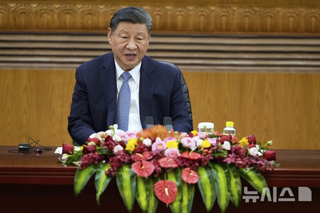 ▲ 시진핑 중국 국가주석이 중국 베이징 인민대회당에서 열린 국제공상계 대표회견에 참석해 발언하고 있다. 250328 AP/뉴시스. ⓒ뉴시스