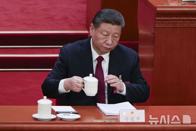 ▲ 시진핑 중국 국가주석이 중국 베이징 인민대회당에서 열린 전국인민대표대회(NPC, 전인대) 개막식에 참석해 차를 마시고 있다. 250305 AP/뉴시스. ⓒ뉴시스