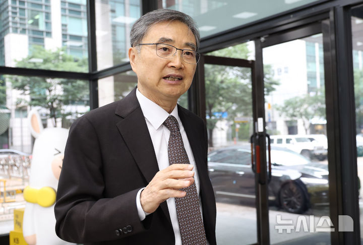 ▲ 조현 외교부 장관 후보자가 6월 25일 오전 서울 종로구 대우빌딩에 마련된 인사청문회 준비 사무실로 출근하며 취재진의 질문에 답변하고 있다. ⓒ뉴시스