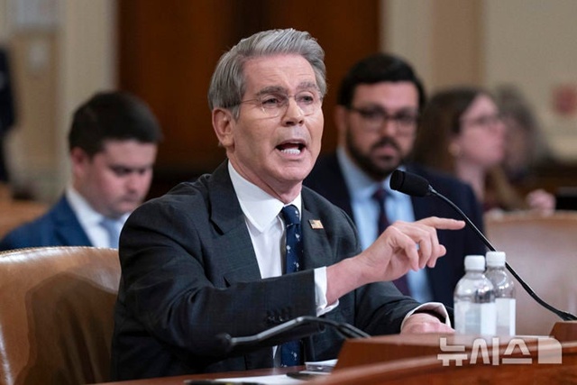 ▲ 스콧 베센트 미국 재무장관이 하원 세입위원회 청문회에서 질의에 답변하고 있다. 250611 AP/뉴시스. ⓒ뉴시스