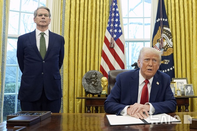 ▲ 스콧 베센트 미국 재무장관이 백악관 집무실에서 행정명령 서명을 준비하는 도널드 트럼프 대통령의 연설을 경청하고 있다. 250203 AP/뉴시스. ⓒ뉴시스