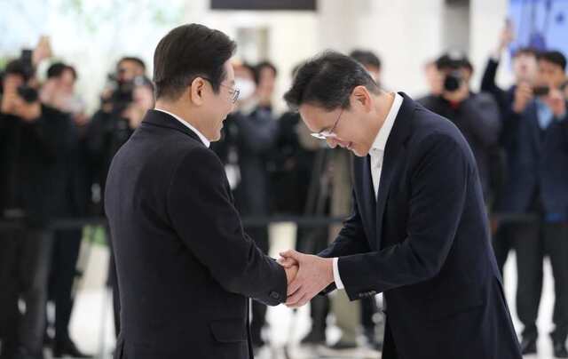 ▲ 당시 대선 후보였던 이재명 대통령이 지난 3월 20일 서울 강남구 멀티캠퍼스 역삼 SSAFY 서울캠퍼스에서 청년 취업 지원을 위한 현장 간담회에 참석해 로비에 마중 나온 삼성전자 이재용 회장과 인사하고 있다ⓒ연합