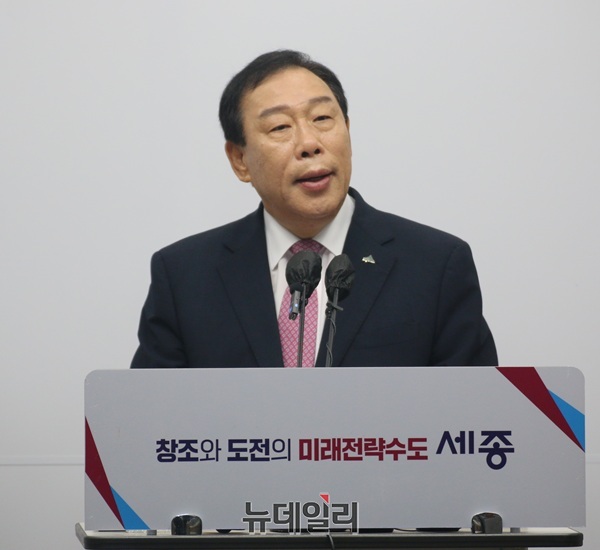 ▲ 최민호 세종시장이 1일 오전 세종시청 정음실에서 민선 4기 3주년을 맞아 해양수산부 부산 이전 추진에 대해 반대 기자회견을 하고 있다.ⓒ이길표 기자