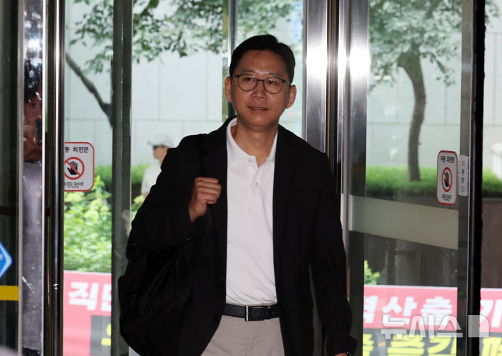 ▲ 배경훈 과학기술정보통신부 장관 후보자가 1일 오전 서울 종로구 광화문우체국에 마련된 인사청문회 준비 사무실로 출근하고 있다. ⓒ뉴시스