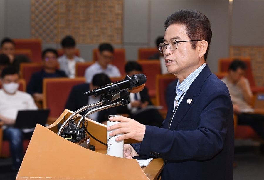 ▲ 이철우 경상북도지사는 1일 경북도청 다목적홀에서 언론인, 간부공무원 등이 참석한 가운데 ‘경북의 성과와 더 큰 발전 방향’에 대해 브리핑 시간을 가졌다.ⓒ경북도