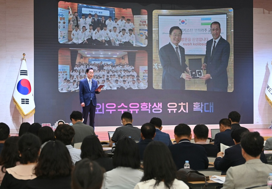 ▲ 이번 기자회견은 민선 5기 도약기 3년의 성과를 되짚고, 확장·안착·전환이라는 3대 전략을 바탕으로 한 향후 정책 방향을 설명하는 자리로 마련됐다.ⓒ경북교육청