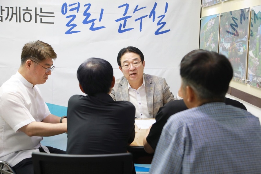 ▲ 황규철 옥천군수가 지난 6월 30일 군청 민원실에서 주민들과 직접 대면해 애로사항과 건의사항을 청취하는 ‘열린 군수실’에서 대화를 하고 있다. ⓒ옥천군