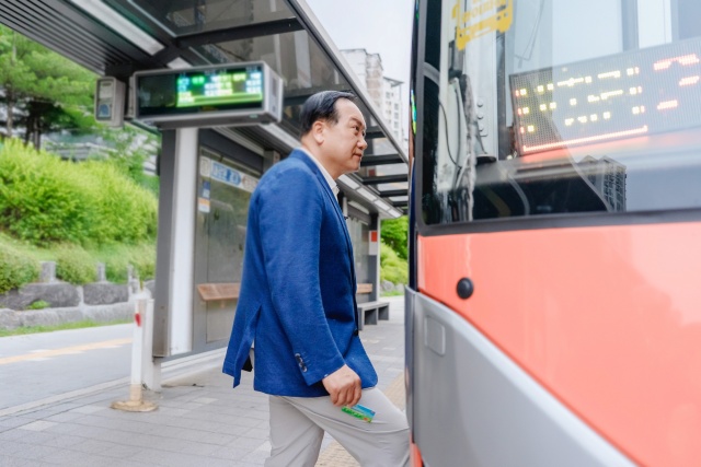 ▲ 5104번 광역버스에 탑승하는 이권재 오산시장ⓒ오산시 제공