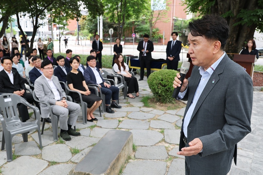 ▲ 김영환 충북지사가 취임 3주년을 맞아 1일 충북도청 연못정원서 직원조회를 하고 있다. ⓒ충북도