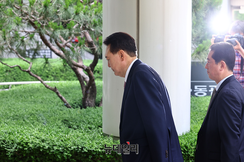 ▲ 윤석열 전 대통령이 지난 6월 9일 오전 서울 서초구 서울중앙지방법원에서 열린 내란 우두머리 협의 · 직권남용 권리행사 방해 혐의 사건 6차 공판에 출석하고 있다. (사진=공동취재단)