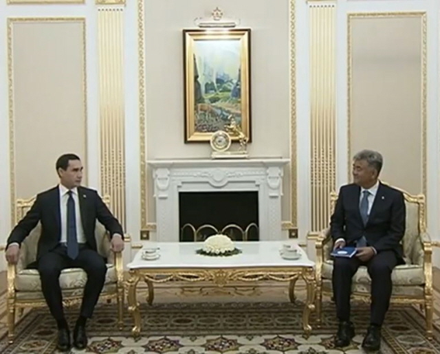 ▲ 정원주 대우건설 회장이 지난달 28일 투르크메니스탄 대통령과 만나고 있다.ⓒ대우건설