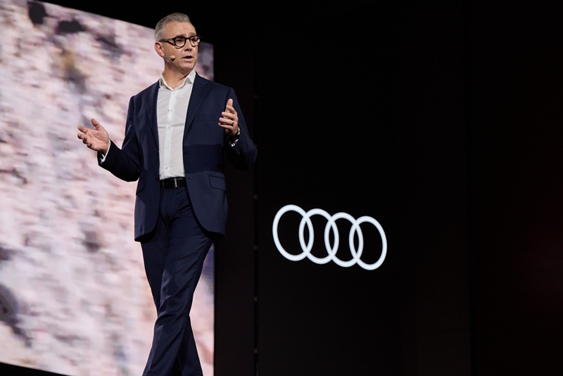 ▲ 스티브 클로티 아우디코리아 사장이 1일 여의도 콘래드서울에서 ‘더 뉴 아우디 A5’, 프리미엄 중형 SUV ‘더 뉴 아우디 Q5’를 소개하고 있다. ⓒ아우디