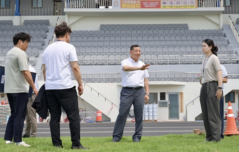 ▲ 민선 8기 3주년을 맞은 최원철 공주시장이 1일 중학·웅진동 일대 공설운동장 등 주요 사업 현장 6곳을 찾아 추진 상황을 점검하고 있다.ⓒ공주시