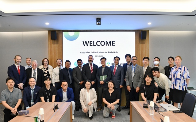 ▲ 고려아연과 호주 핵심광물 R&D 대표단이 협력 논의를 위한 미팅을 마친 뒤 기념촬영 하고 있다. ⓒ고려아연
