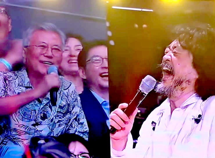 ▲ 김어준씨의 '더파워풀' 콘서트가 지난 27~29일 인천 영종도 인스파이어 복합리조트 아레나에서 열렸다. 사진은 문재인 전 대통령이 김씨의 콘서트에 참석한 모습.ⓒ온라인 커뮤니티 캡처