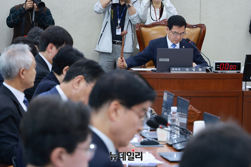 ▲ 신정훈 더불어민주당 소속 행안위원장이 지난 5월 7일 국회에서 열린 행안위 전체회의에서 의사진행을 하고 있다. ⓒ이종현 기자