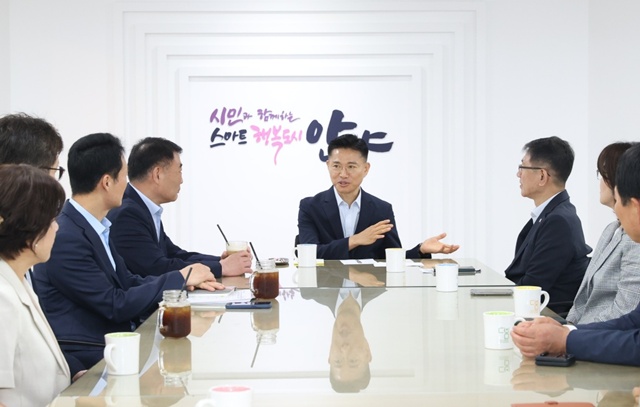 ▲ 이계삼 안양시 부시장이 1일 공식 취임 후 시청 본관 3층 간부회의실에서 간부 공무원들과 티타임을 갖고 환담을 나누고 있다. ⓒ안양시 제공