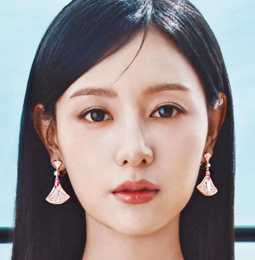 김지원, 불가리 주얼리를 빛내다! 시칠리아에서 완성된 '여왕'의 우아함