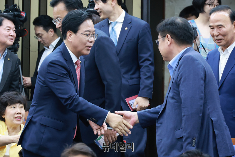 ▲ 송언석 국민의힘 원내대표가 30일 오전 국회에서 열린 의원총회에 참석하며 의원들과 인사를 나누고 있다. ⓒ이종현 기자