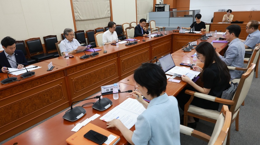 ▲ 충북도는 미래 핵심기술로 주목받는 양자산업의 전략적 육성을 위해 1일 도청 소회의실에서 김수민 정무부지사 주재하에 양자전문가들과 ‘제1차 충북도 양자산업육성위원회’를 개최하고 있다. ⓒ충북도