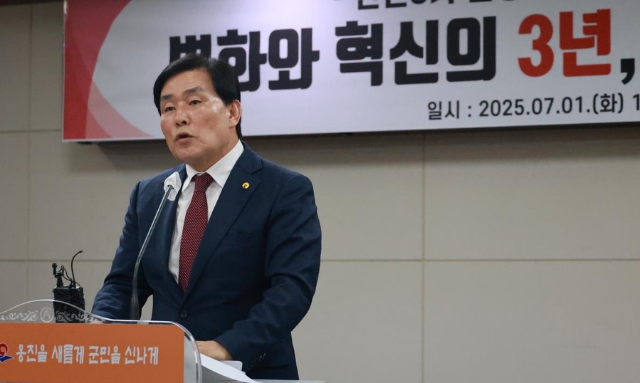 ▲ 문경복 옹진군수 1일 취임3주년을 맞아 덕적~인천 새 여객선 이달 취항에 대해 설명하고 있다. ⓒ 옹진군 제공