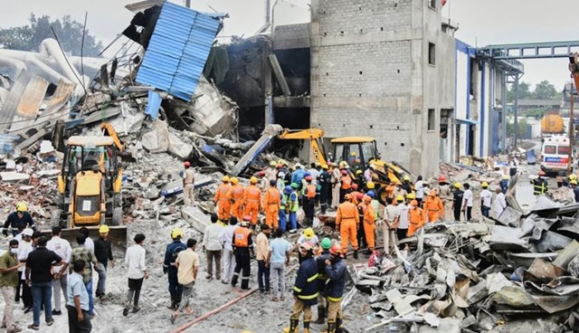 ▲ 인도 남부 텔랑가나주에서 발생한 한 제약회사 공장 폭발 및 화재 사고현장에서 구조대원들이 구조작업을 하고 있다. 250630 AP/뉴시스. ⓒ뉴시스