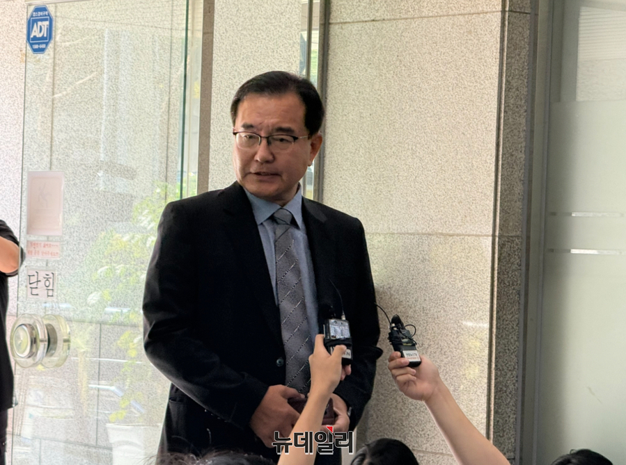 ▲ 채상병 특검팀을 맡은 이명현 특별검사가 6월 23일 오전 서울 서초구 사무실 출근길에서 기자들의 질문에 답하고 있다. ⓒ정혜영 기자