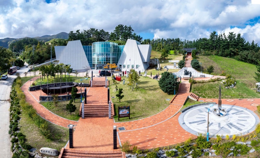 ▲ 울릉군 북면 석포 마을에 있는 안용복기념관이 리모델링을 마치고 재개관 했다. ⓒ울릉군