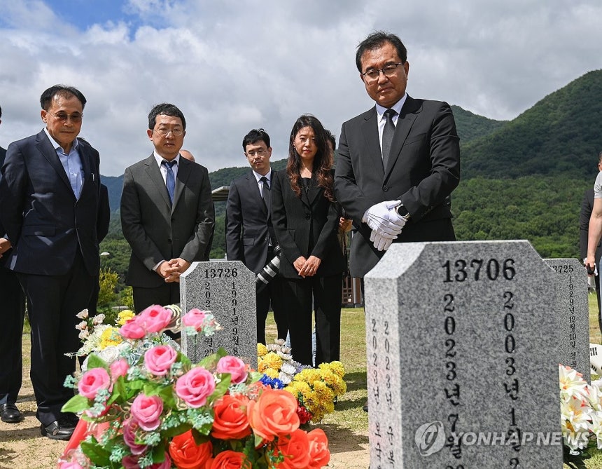 ▲ 이명현 순직해병 특별검사가 1일 대전 유성구 대전현충원에서 고 채수근 상병 묘소를 바라보고 있다. 2025.7.1 ⓒ연합뉴스