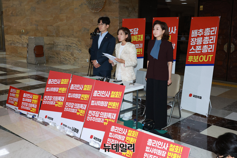 ▲ 나경원 의원이 국회에서 나홀로 농성을 하고 있다. 집권여당의 폭주를 머릿수가 모자라 못막는다면 결기라도 보여줘야 한다. 정상적인 야당이라면 국회의원 전원이 달려들어 함께 싸워야 한다. 국힘 남성 의원들은 머리와 눈만 굴리고 있는 걸까? 하긴 당대표 노리는 한동훈은 집에서 돌돌이 굴리고 있으니. ⓒ 이종현 기자