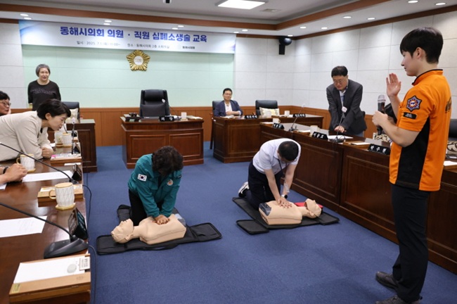 ▲ 동해시의회가 1일 오전, 동해시의회 의원과 직원을 대상으로 심폐소생술 교육을 진행했다. ⓒ동해시의회