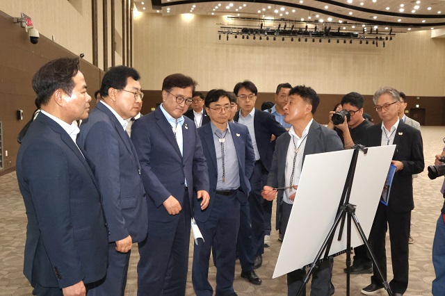 ▲ 주낙영 경주시장이 1일 화백컨벤션센터(HICO)에서 열린 APEC 정상회의 준비상황 보고회에서 우원식 국회의장에게 개최 준비 과정을 설명하고 있다.ⓒ경주시
