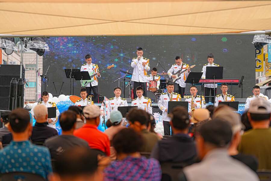 ▲ 지난26일 인천 석남동에서 열린 '문화의 거리 제2여름축제'에서 해병대 제2사단 군악대가 관객들에게 연주와 음악을 선사하고 있다. ⓒ인천서구문화재단 제공
