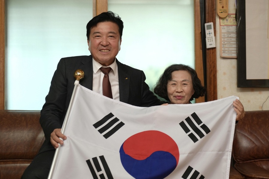 ▲ 최재구 예산군수가 보훈가족을 위문한 자리에서 태극기를 들고 기념촬영을 하고 있다. ⓒ예산군
