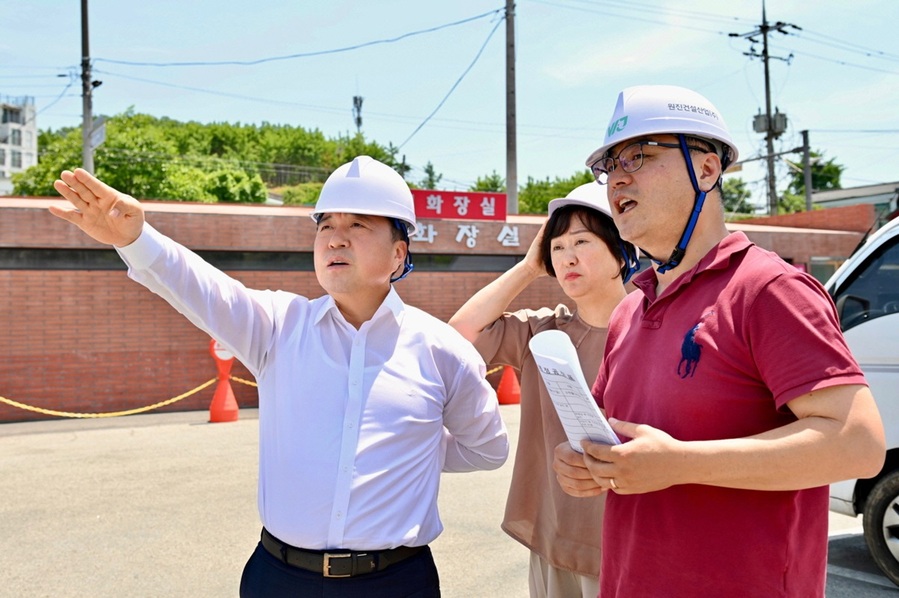 ▲ 예산시장 오픈스페이스 공사 현장을 점검하는 최재구 예산군수.ⓒ예산군