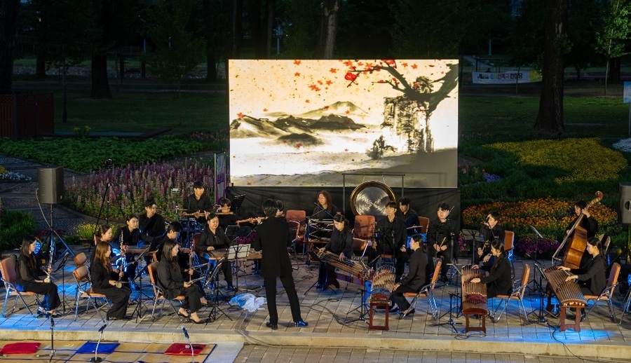 ▲ 증평 보강천 미루나무 숲에서 공연장상주단체인 ‘오케스트라 상상’이 공연을 펼치고 있다.ⓒ증평군