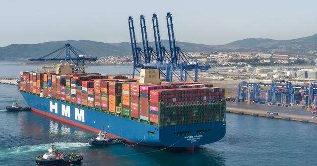 ▲ 스페인 알헤시라스 터미널(TTIA)에 기항하는 2만4000TEU급 컨테이너선 ‘HMM 알헤시라스호’. ⓒHMM