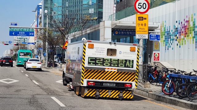 ▲ 수원시 관계자가 GPR로 도로 동공을 탐사하고 있다. ⓒ수원시 제공