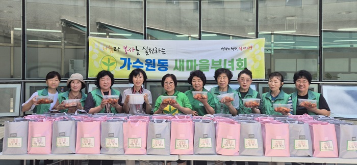 ▲ 가수원동 새마을부녀회 회원 10명이 참여해 독거 어르신과 한부모가정 등 50세대에 삼계탕과 겉절이를 직접 만들어 전달했다.ⓒ서구