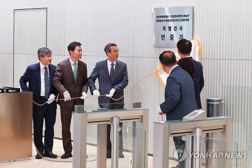 ▲ 민중기 특별검사를 비롯한 특검팀이 2일 서울 종로구 KT광화문빌딩에 마련된 사무실 앞에서 현판 제막을 하고 있다. 왼쪽에서 세번째가 민중기 특검. ⓒ연합뉴스 제공